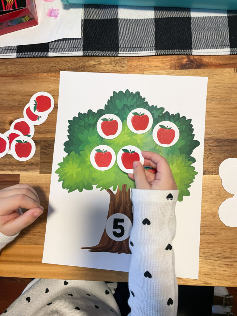 Apple Tree Counting Activity Free | Counting Worksheets PDF | Counting Worksheets for preschoolers | Counting Worksheets for kindergarten for toddlers | Free PDF download of our Apple Tree Counting Activity is at Moms Printables!