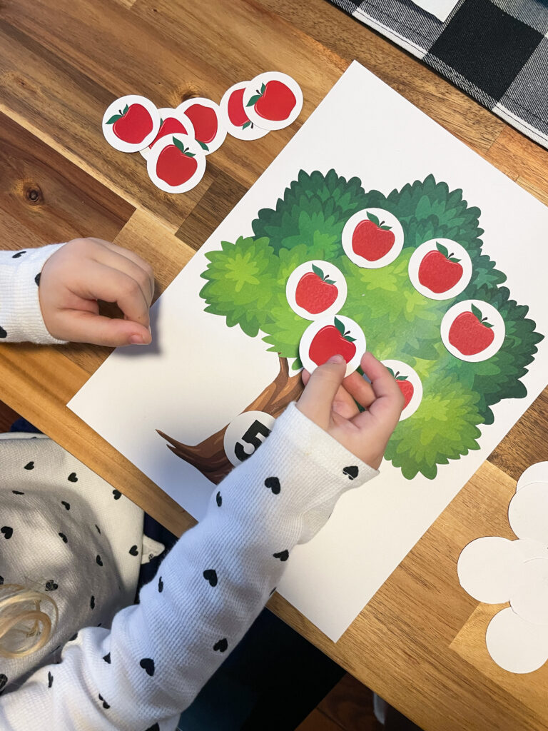 Apple Tree Counting Activity Free Printable | Apple Tree Math Game Free Printable | Apple Tree Number Game | Preschool Apple Tree Math Printable | Apple Tree Counting Activity for Preschoolers | Download the free preschool counting activity on the Moms Printables blog!